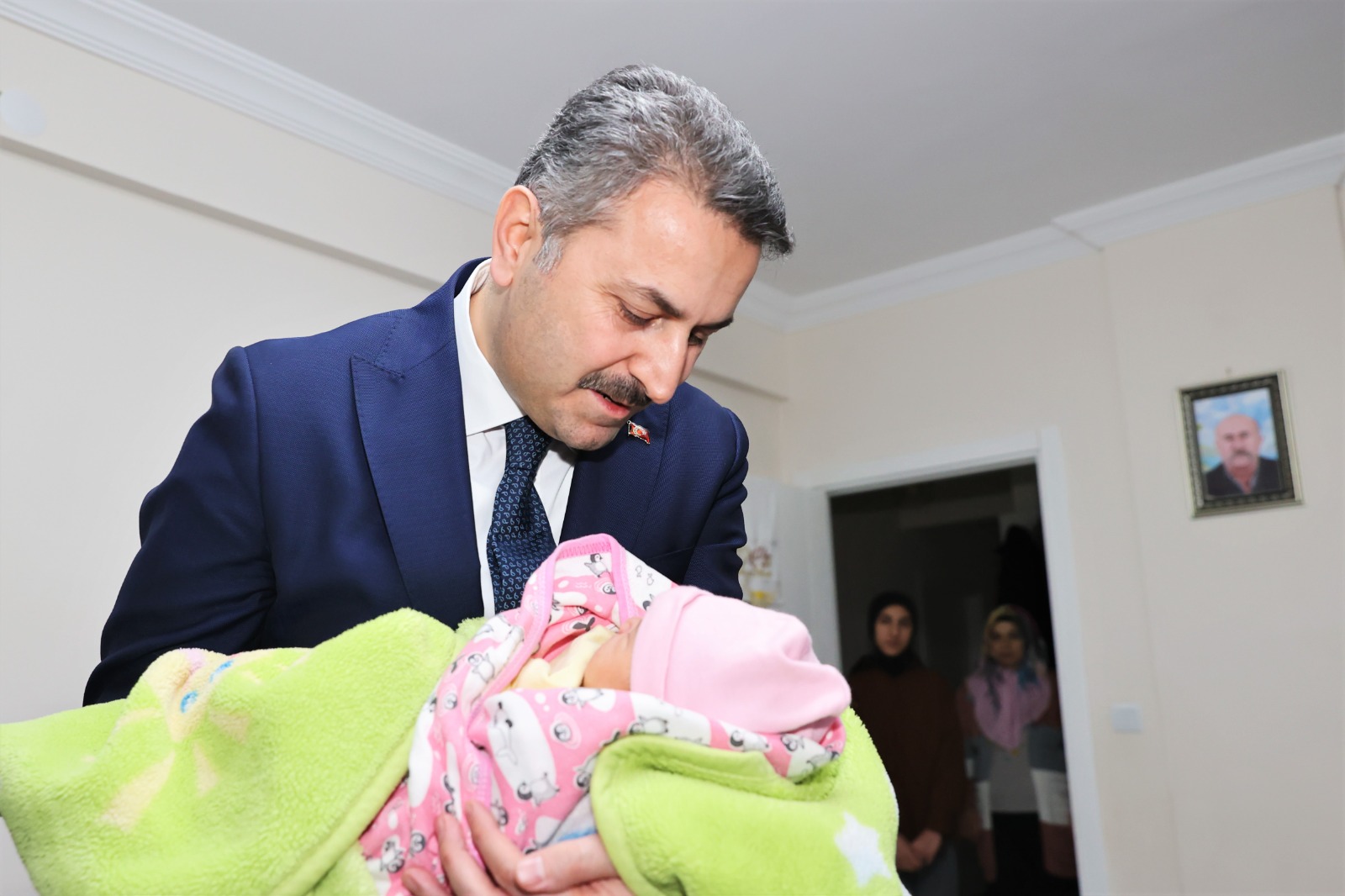 Belediye Başkanı Eroğlu Tokat’ın 2023’teki ilk bebeğini ziyaret etti