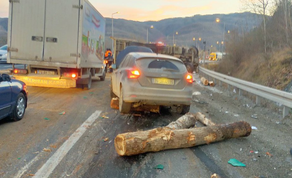 Bolu Dağı’nda tomruk yüklü kamyonun devrilmesi sonucu 2 kişi yaralandı