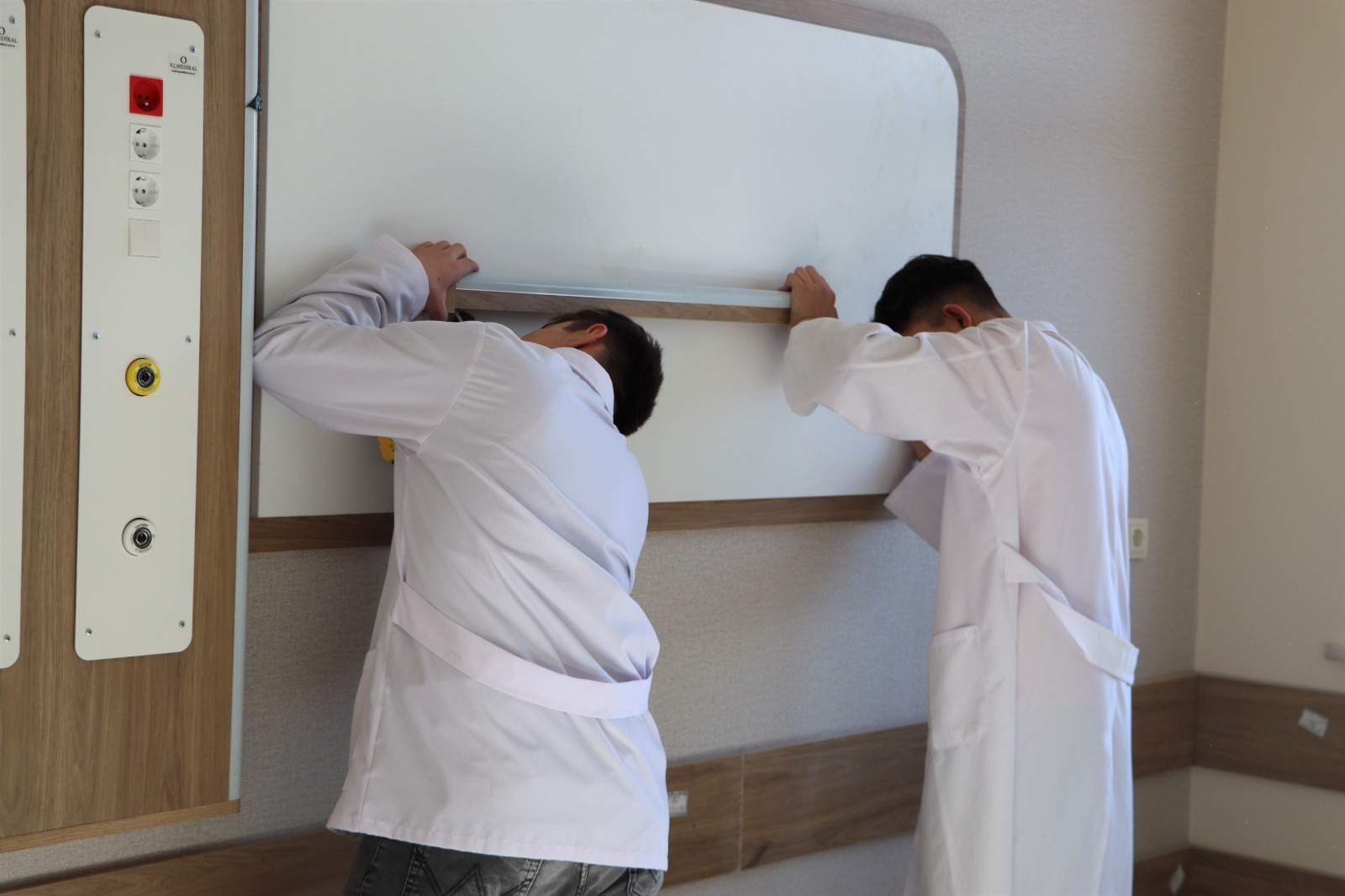 Bolu’da hastane odalarını lise öğrencileri dekore etti