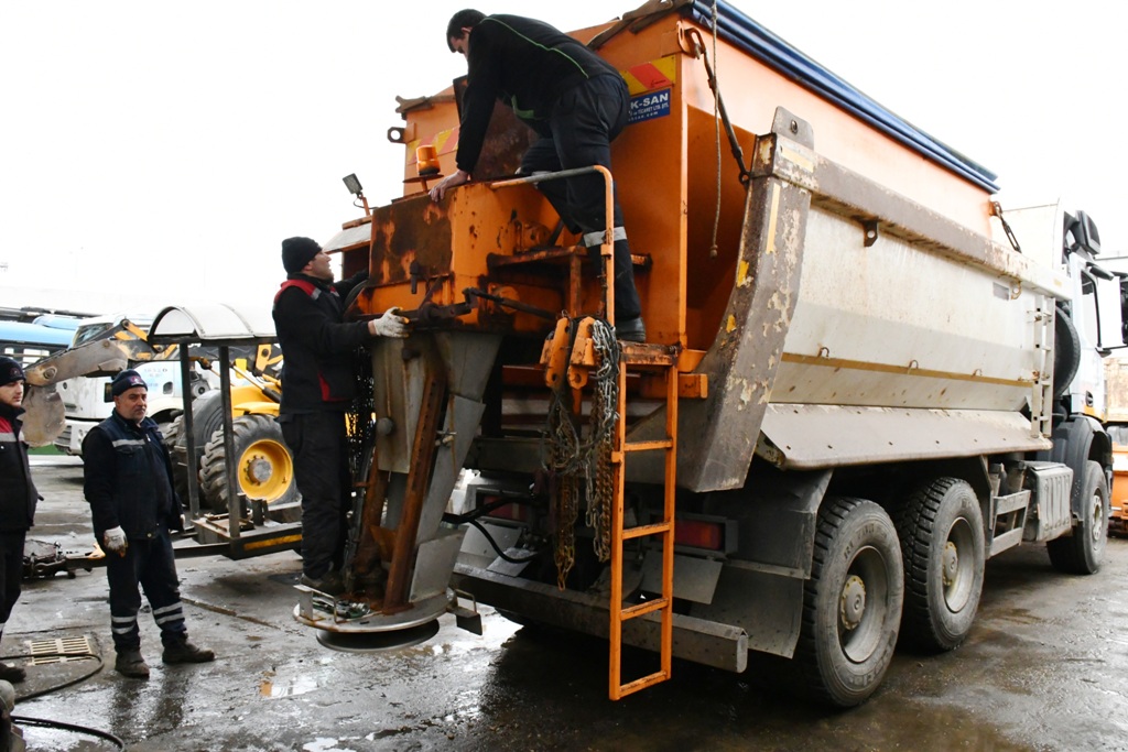 Düzce’de belediye ekipleri karla mücadeleye hazır
