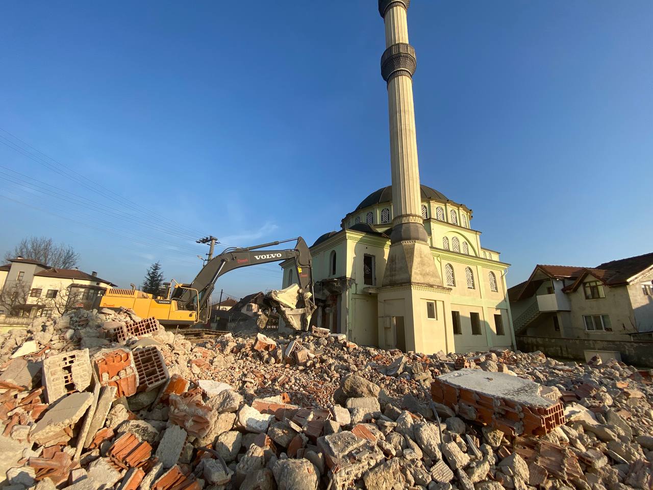 Düzce’de depremde hasar gören konutlar yıkılmaya devam ediyor