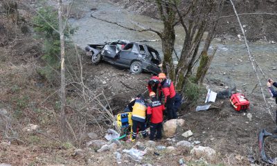 GÜNCELLEME – Bolu’da dere yatağına devrilen otomobilin sürücüsü öldü, 4 kişi yaralandı