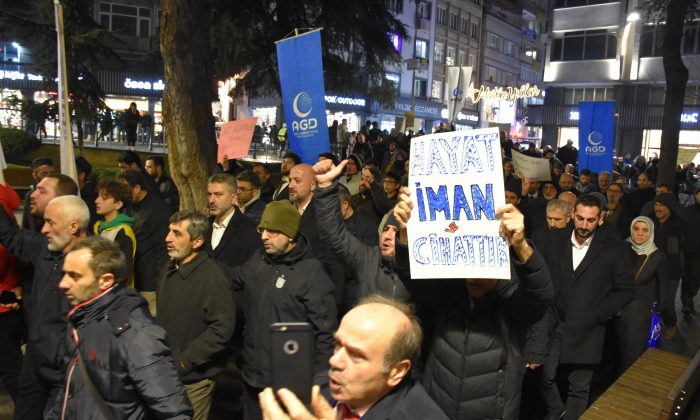 İsveç’te Kur’an-ı Kerim’in yakılması Trabzon’da protesto edildi