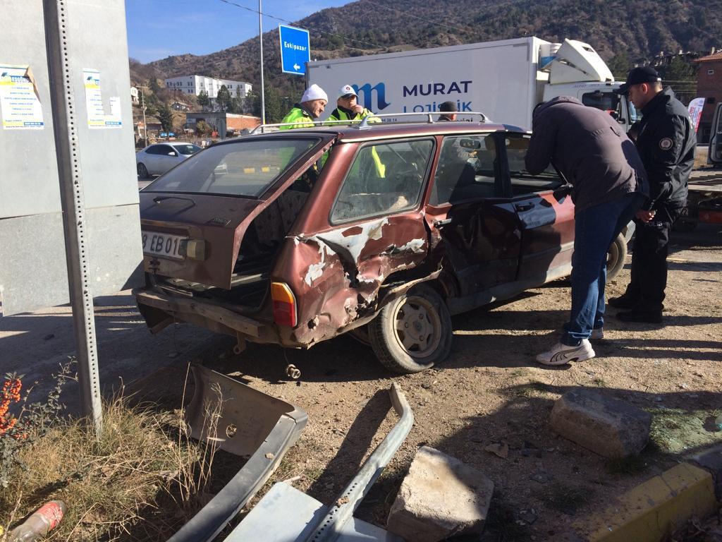 Karabük’te 2 otomobilin çarpıştığı kazada 3 kişi yaralandı