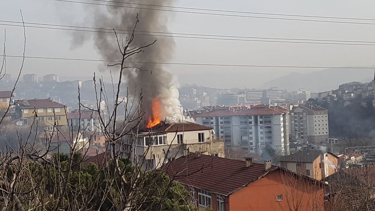 Karabük’te 4 katlı binanın çatısında çıkan yangın söndürüldü