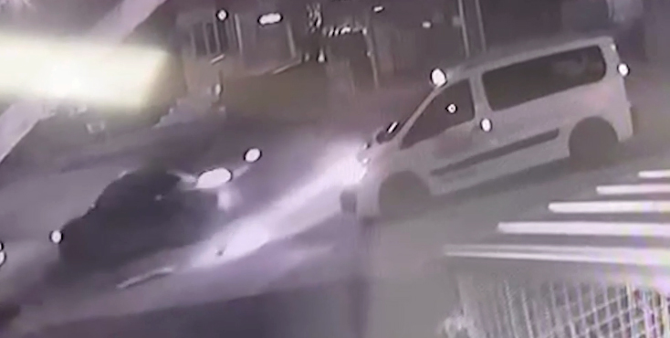 Karabük’te otomobil ile ticari taksinin karıştığı kaza güvenlik kamerasına yansıdı
