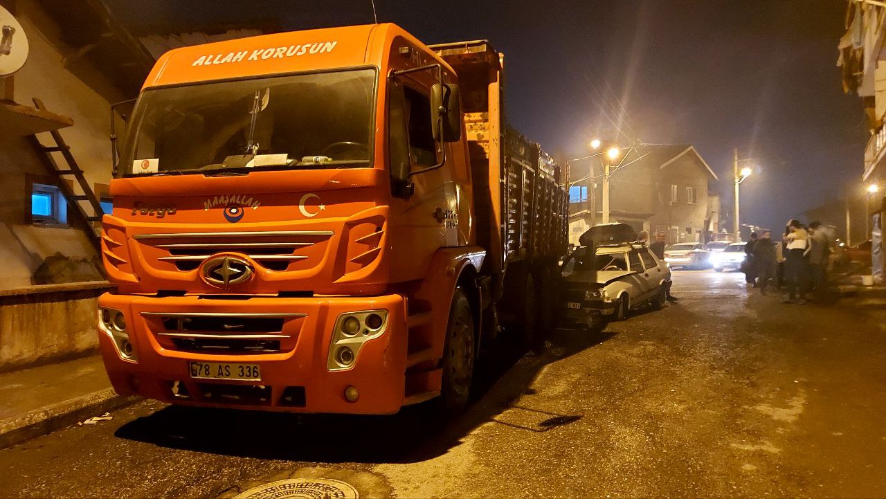 Karabük’te park halindeki kamyona çarpan otomobildeki 2 kişi yaralandı