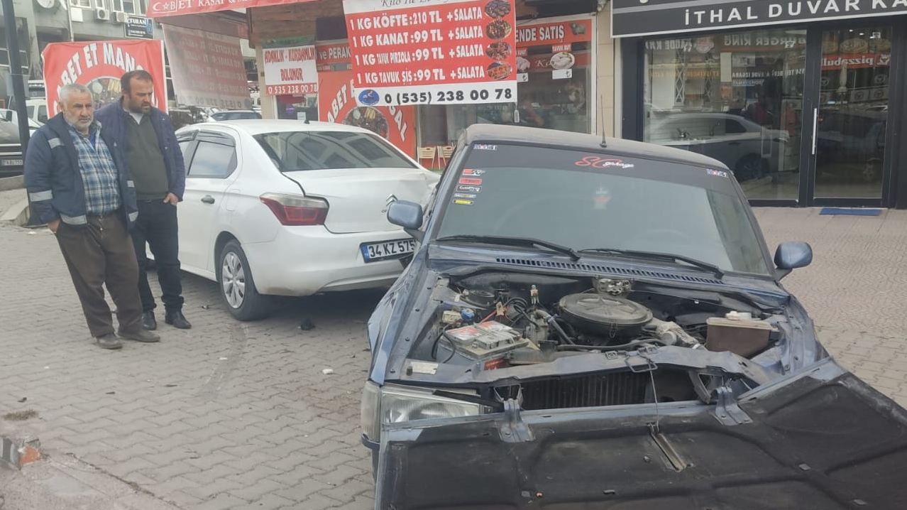Karabük’te trafik kazası güvenlik kamerasına yansıdı