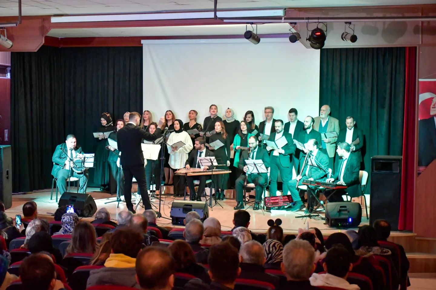 Ladik’te Yetişkinler Türk Müziği Korosu ilk konserini verdi