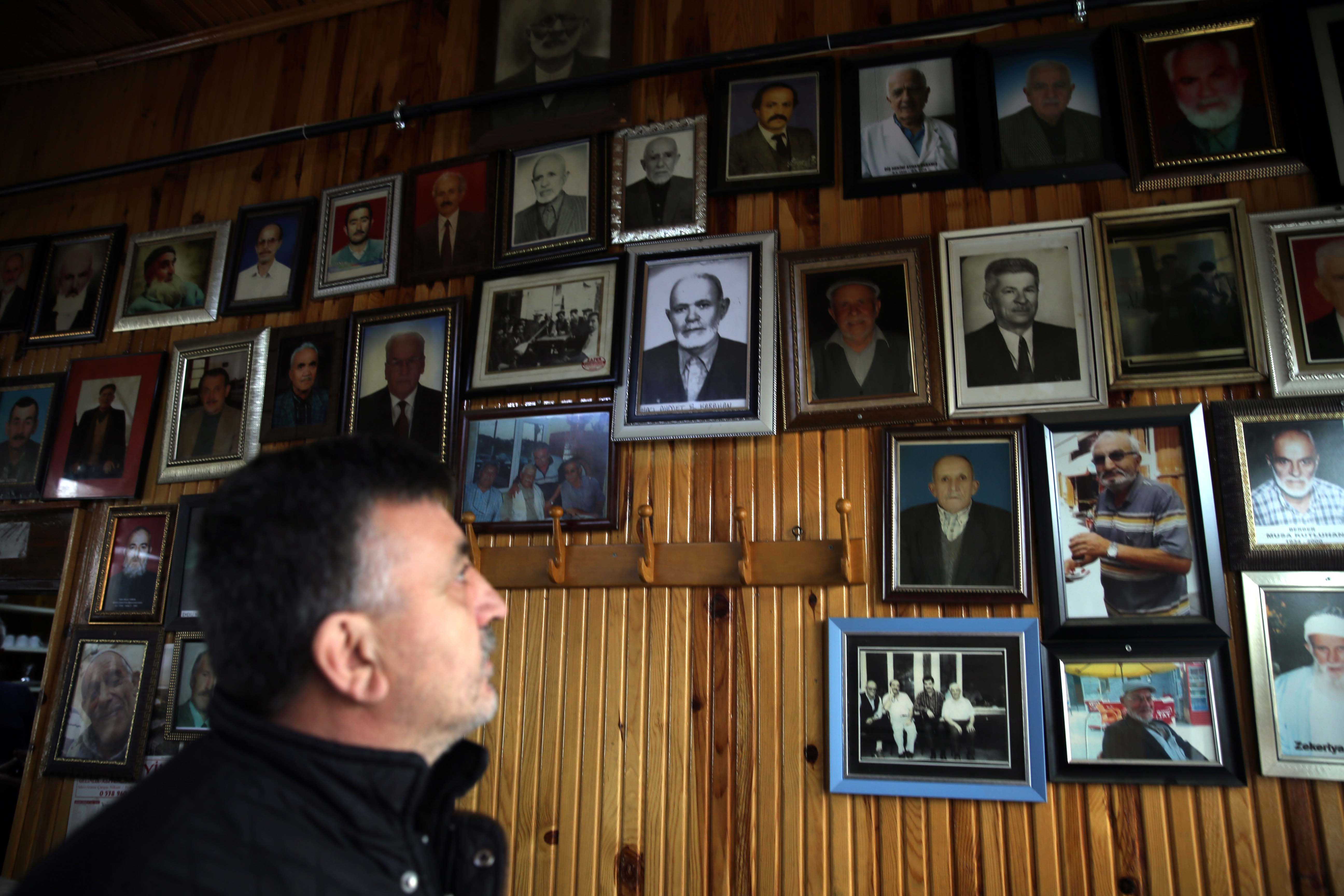 Ölen müşterilerin anıları tarihi kahvehanenin duvarlarındaki fotoğraflarla yaşatılıyor