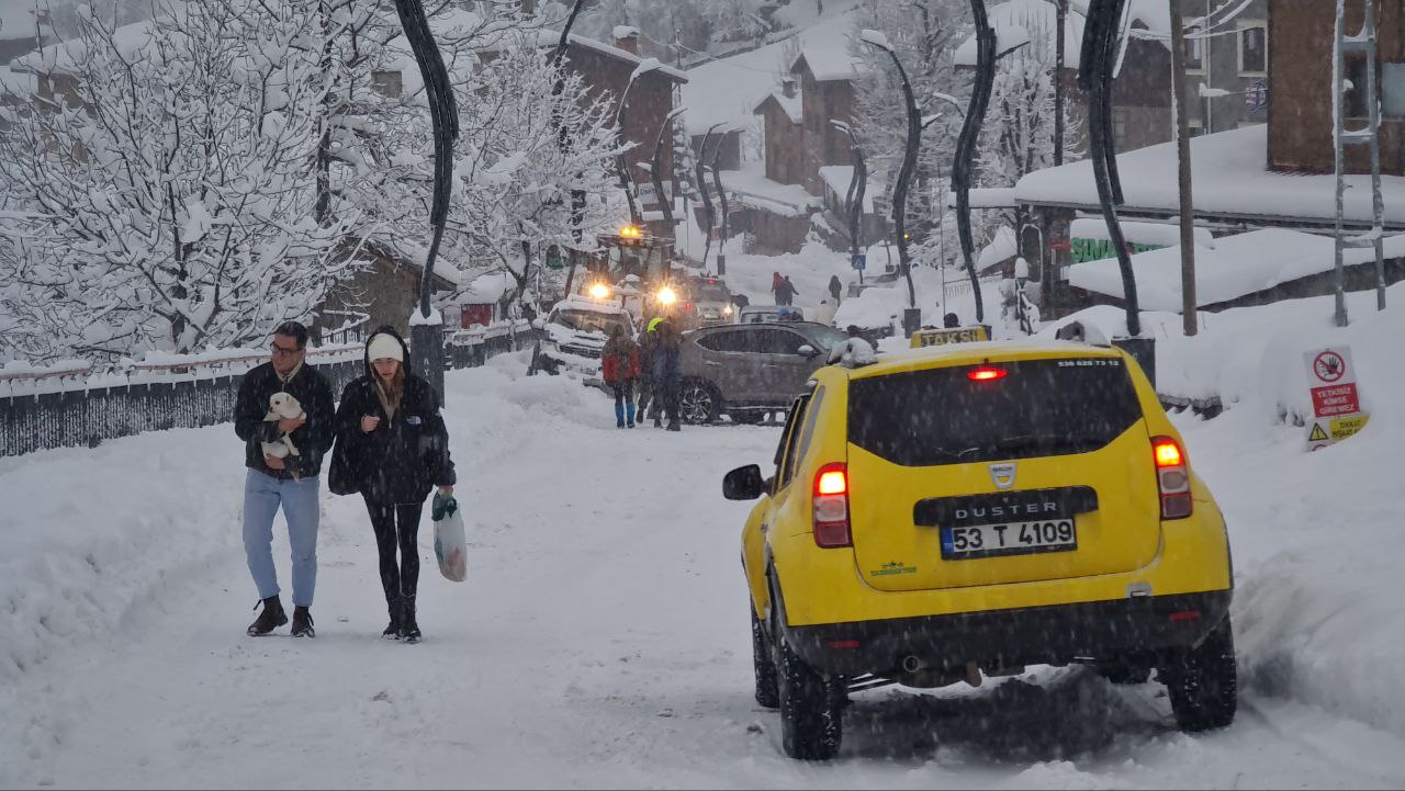 Rize ve Artvin’de kar nedeniyle 119 köy yolu ulaşıma kapandı