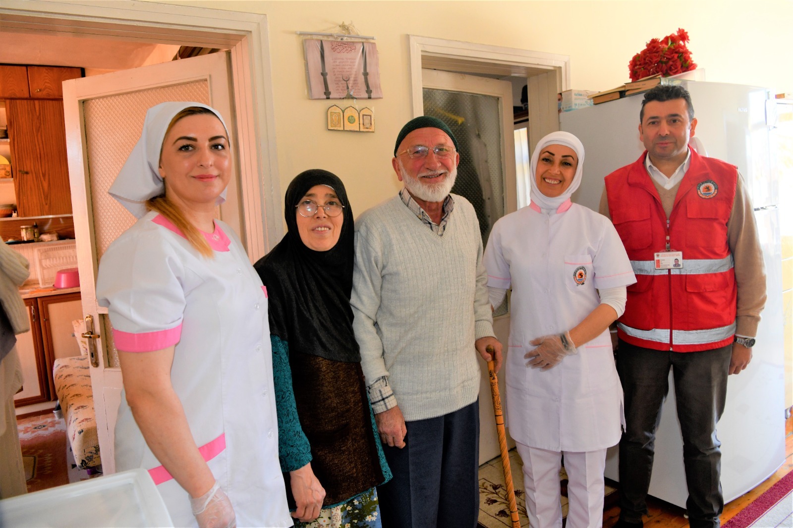 Samsun’da belediye ekipleri bakıma muhtaç insanların evlerini temizliyor, yemeklerini yapıyor