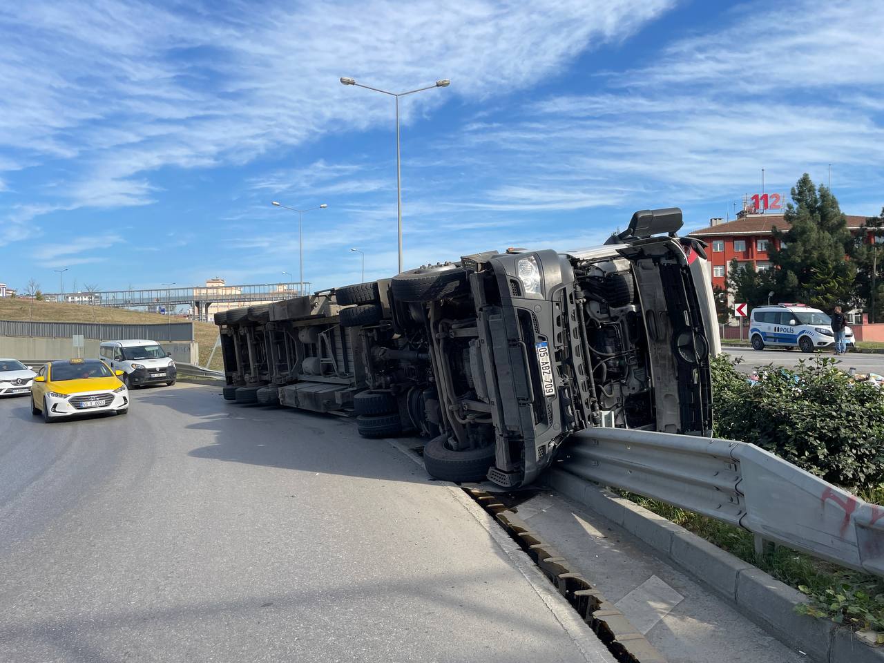 Samsun’da devrilen çöp yüklü tır trafiği aksattı