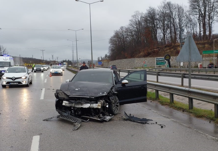 Samsun’da iki otomobilin çarpıştığı kazada sürücüler yaralandı
