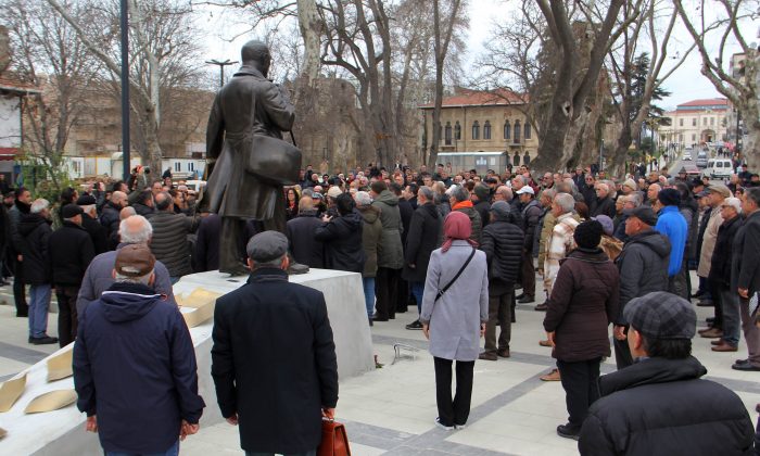 Sinop’ta gazeteci yazar Uğur Mumcu’nun heykelinin açılışı yapıldı