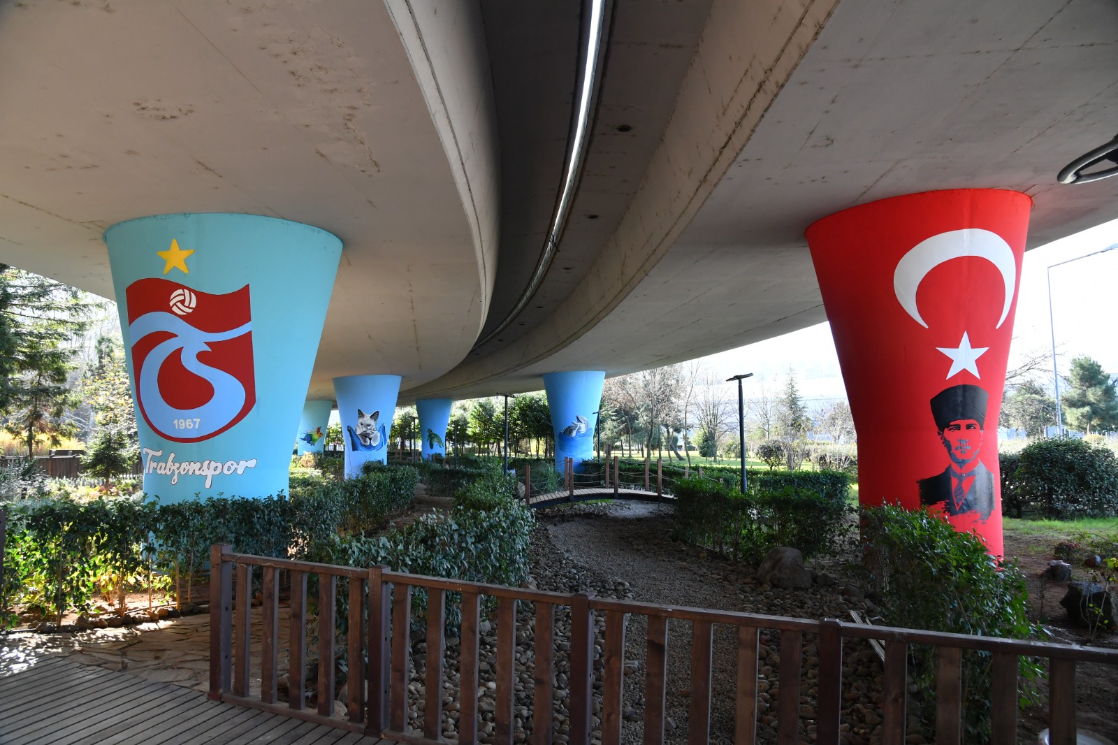 Trabzon’da Ekopark üzerinden geçen viyadüğün kolonları resimlendirildi