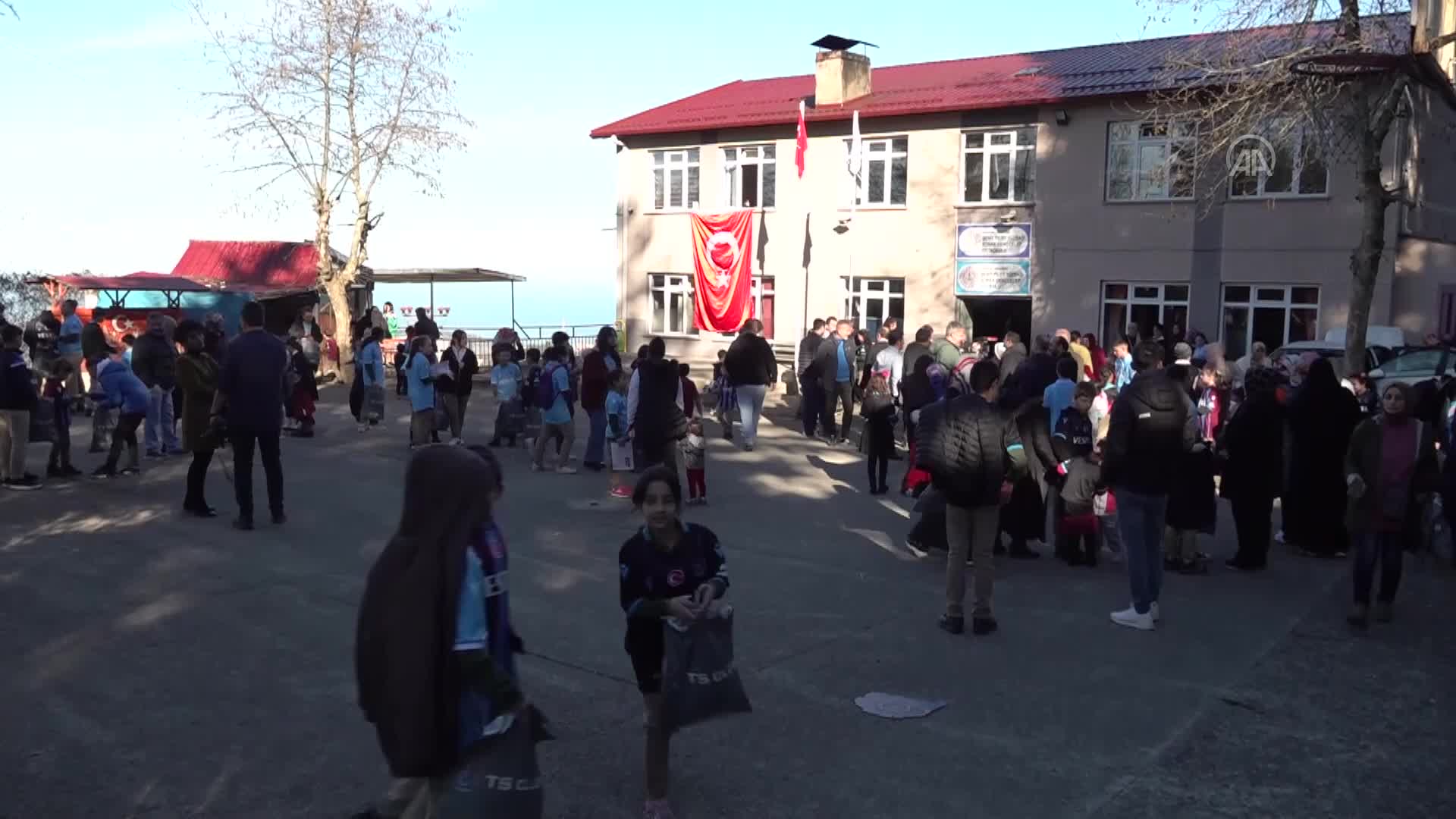 Trabzon’da karne alan öğrencilere bordo-mavili takımın formaları hediye edildi