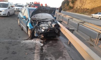 Zonguldak’ta bariyere çarpan araç yandı, 2 kişi yaralandı