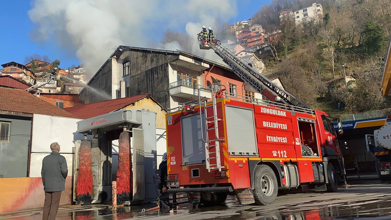 Zonguldak’ta binanın çatı katında çıkan yangın hasara yol açtı