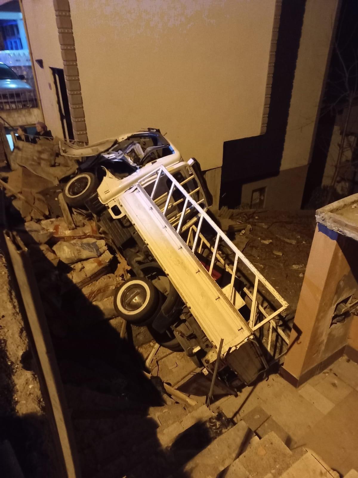 Zonguldak’ta park halindeki araçlara çarpan kamyonet apartman boşluğuna devrildi