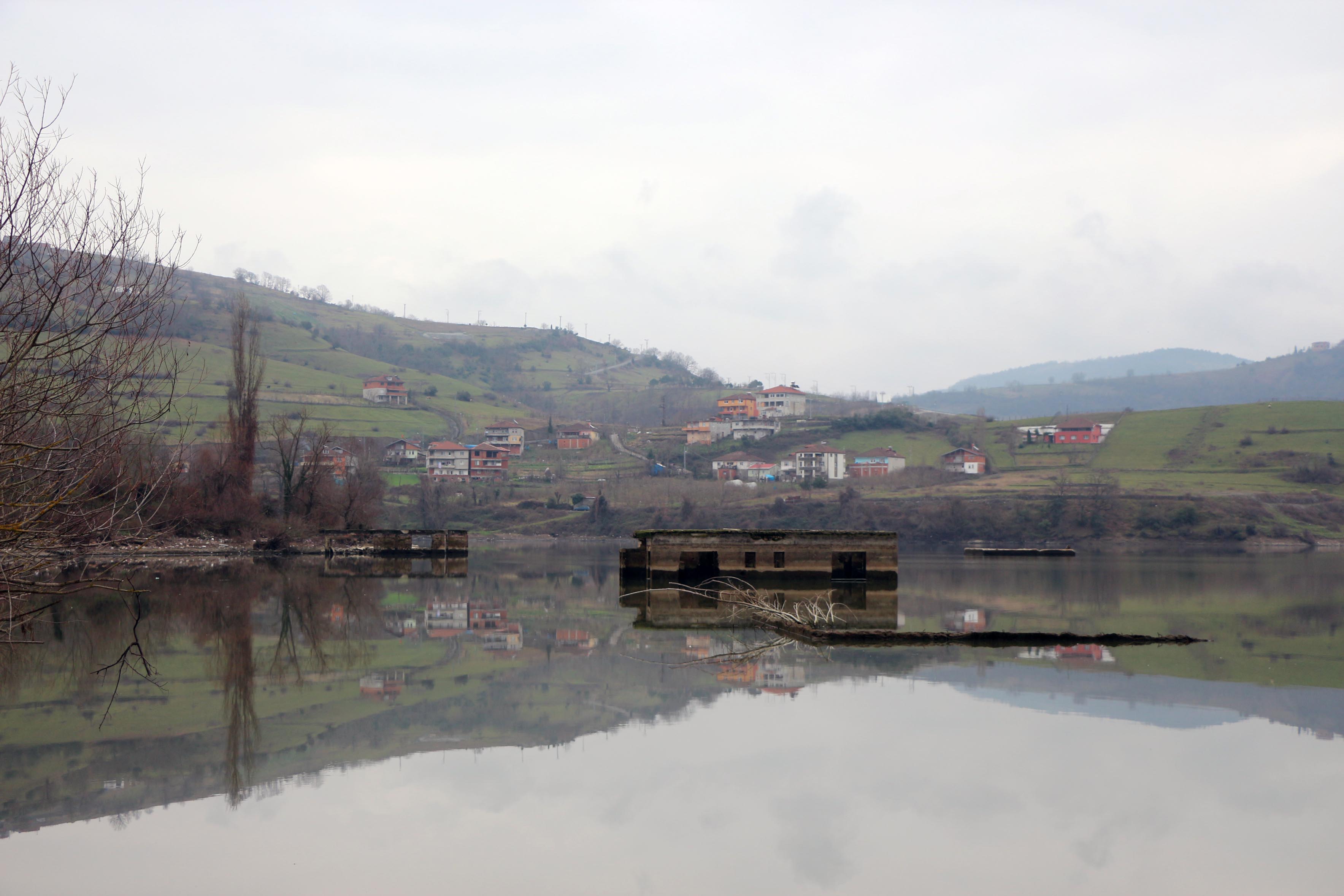 Zonguldak’ta suyu çekilen baraj havzasındaki yapılar ortaya çıktı