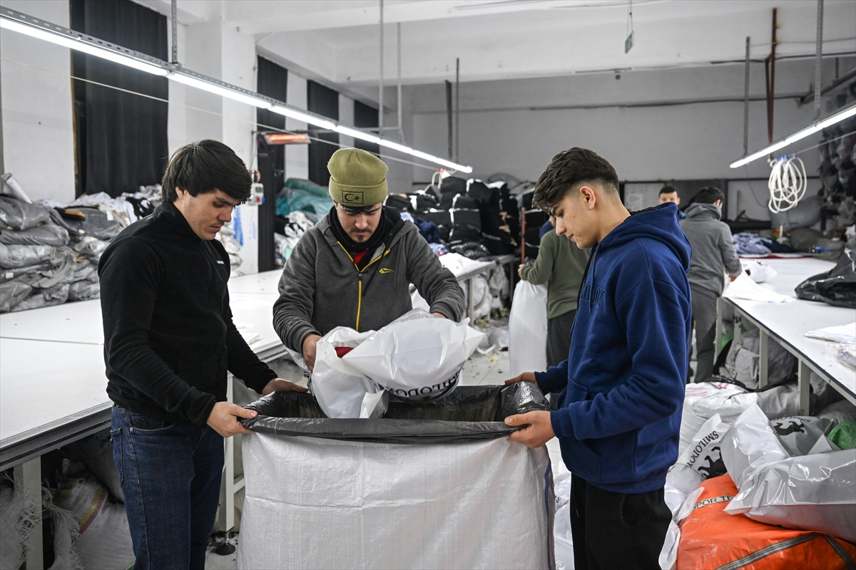 Alman spor giyim markası, Türkiye’deki üretimini depremzedeler için battaniyeye dönüştürdü