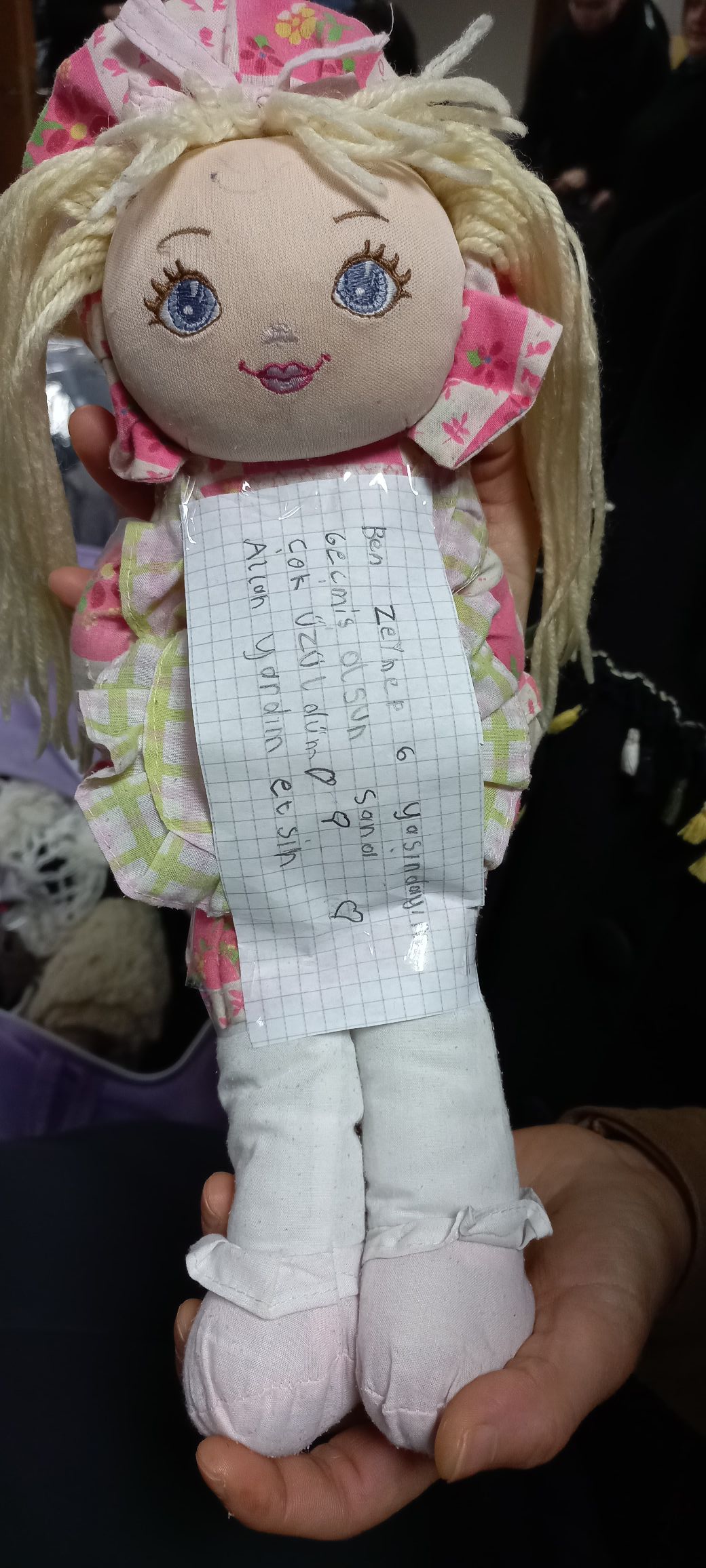 Altı yaşındaki Zeynep oyuncak bebeğinin üzerine not yazarak deprem bölgesine gönderdi