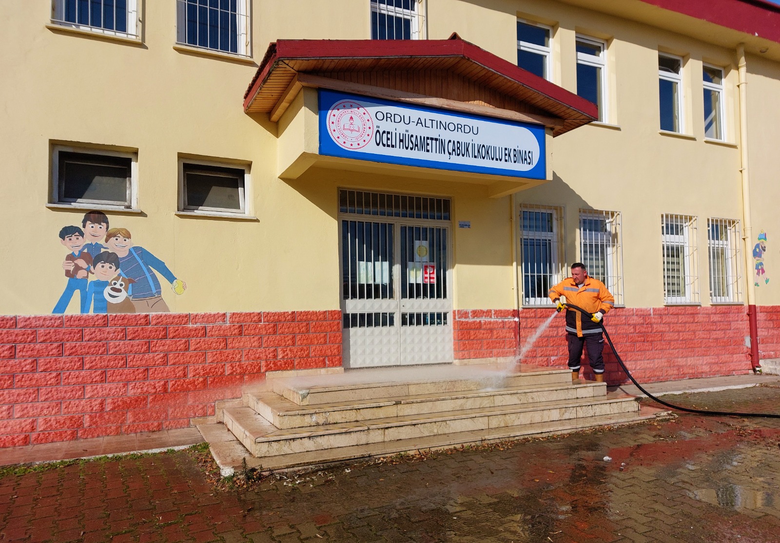 Altınordu Belediyesi ekipleri okulların çevresini temizledi