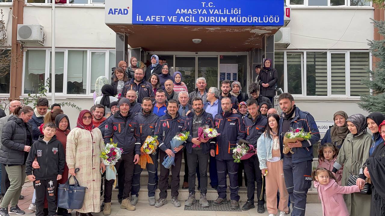 Amasya’dan deprem bölgesine giden AFAD ekibi kente döndü