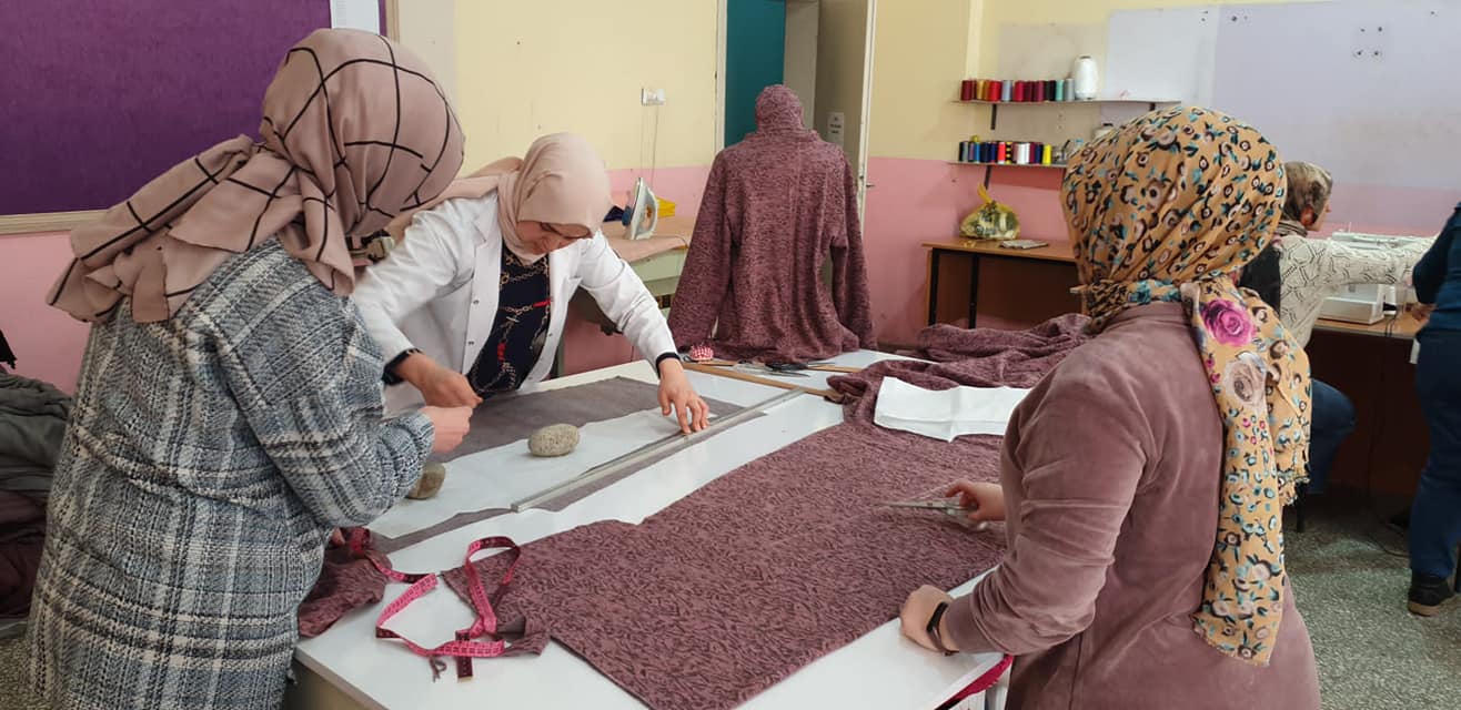 Artvin’de halk eğitim merkezlerinde depremzedeler için giysi üretiliyor