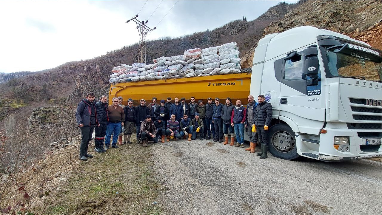 Artvin’de köylüler depremzedeler için kızaklarla odun taşıdı
