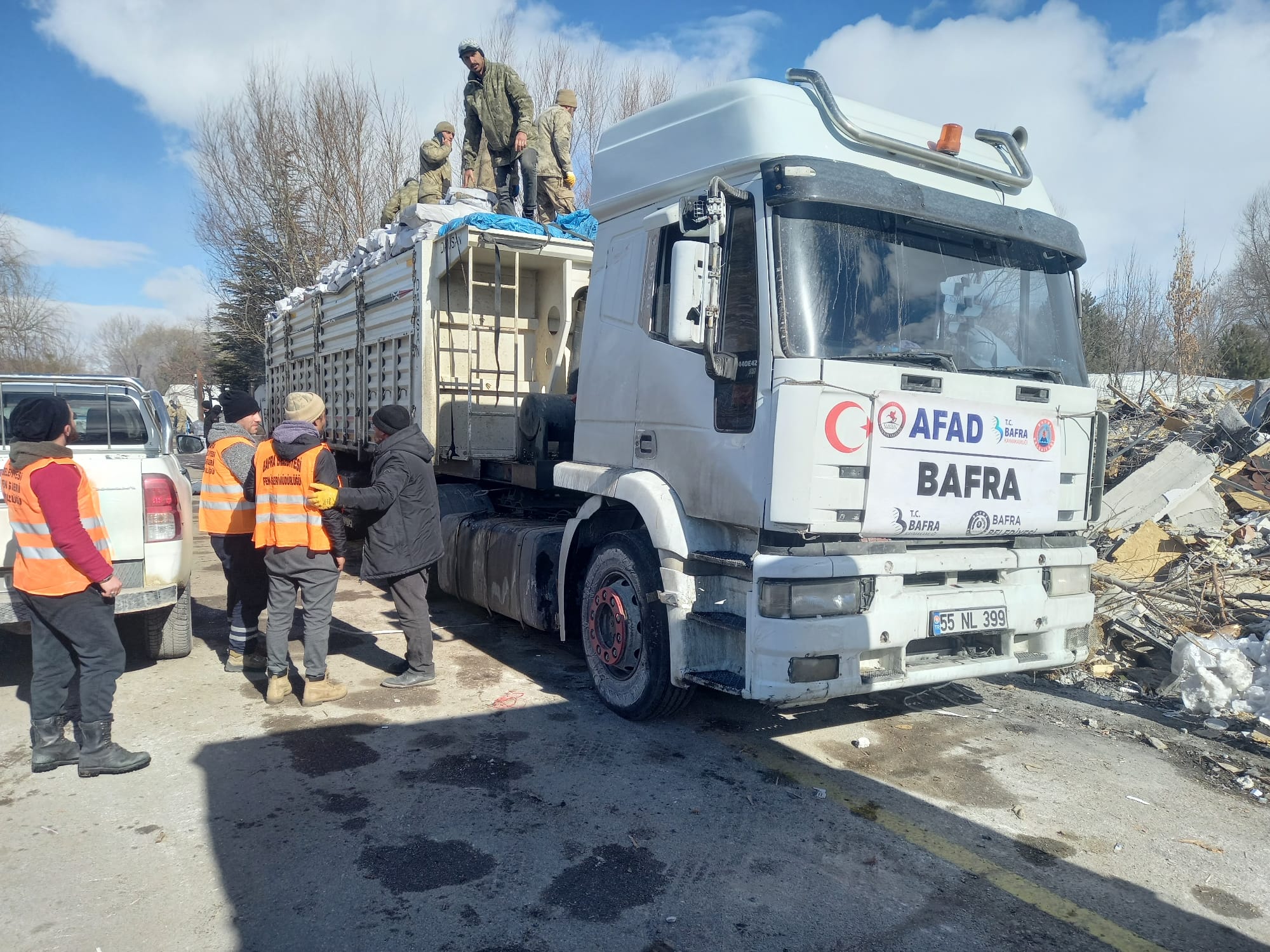 Bafra’dan deprem bölgesine yakacak desteği