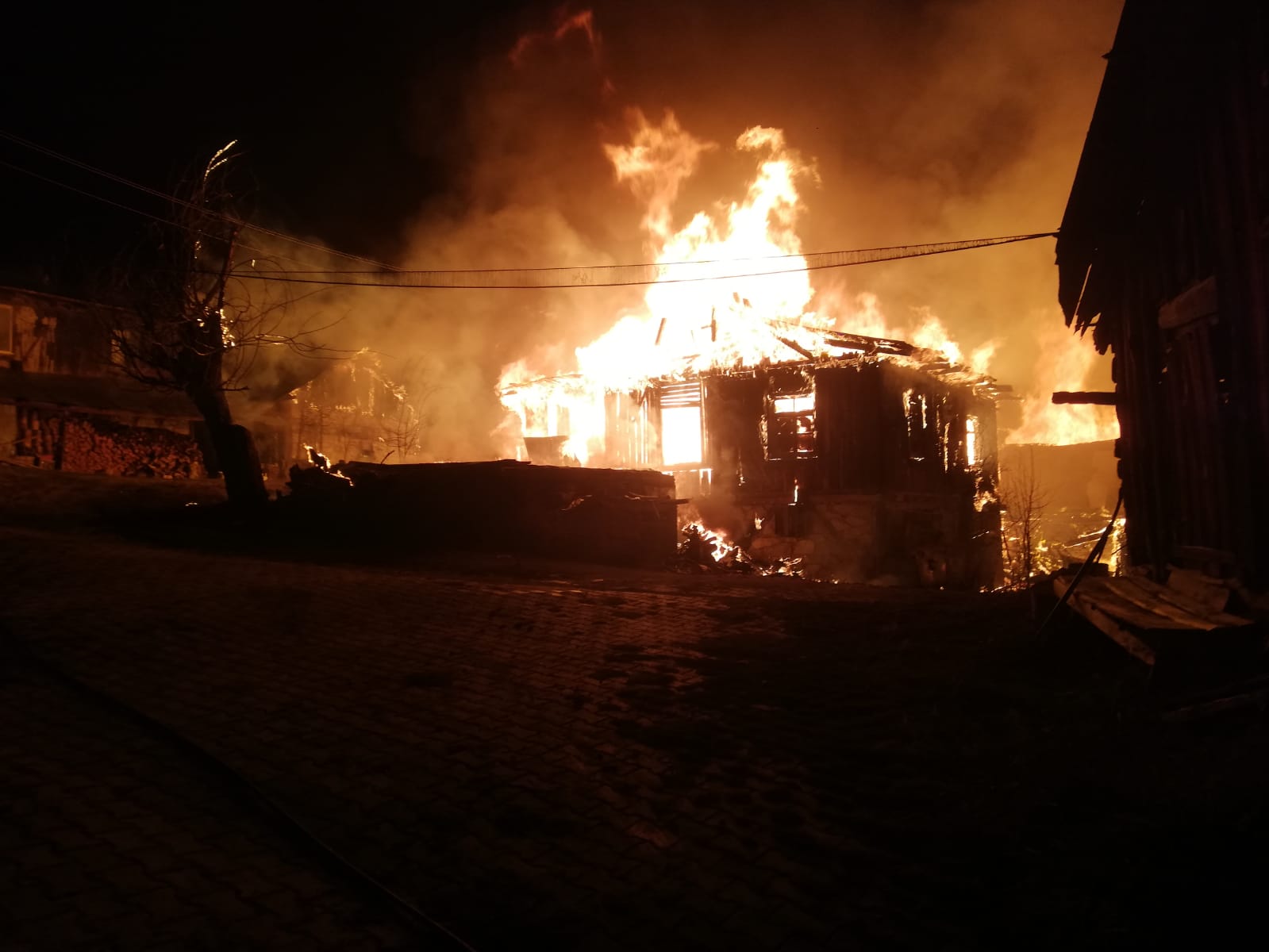 Bolu’da bitişik haldeki 5 ev yandı