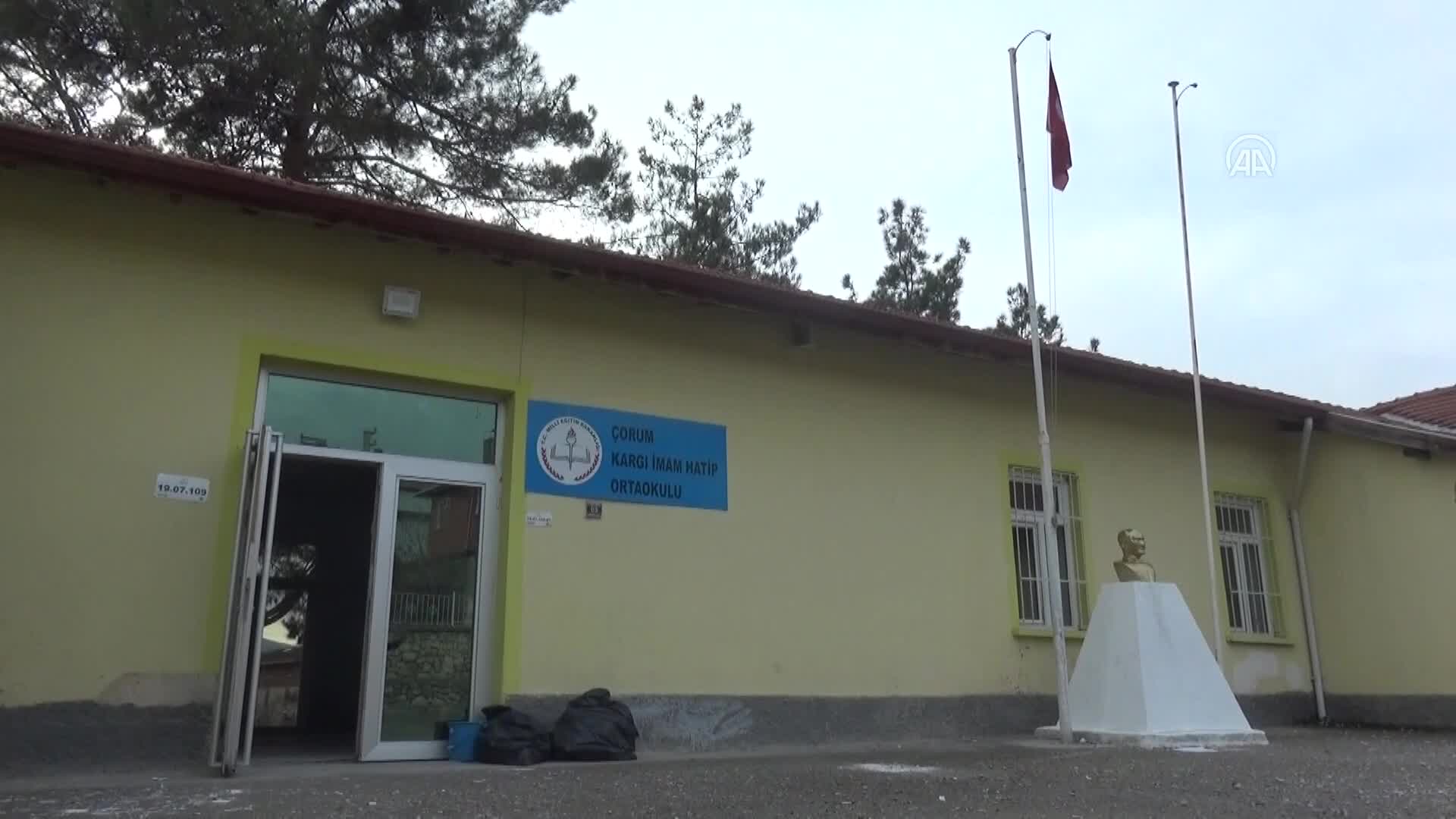 Çorum’da gönüllü din görevlileri ve eğitimciler, okul binasını boyadı