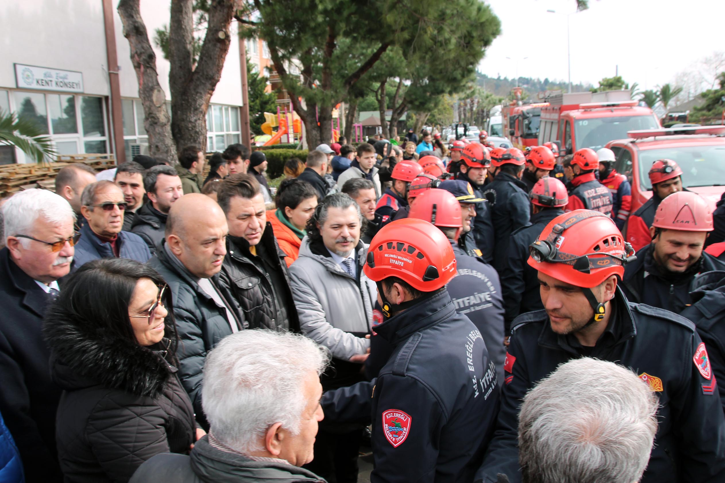 Deprem bölgesinde 6 kişiyi enkazdan kurtaran itfaiye ekibi Zonguldak’a döndü