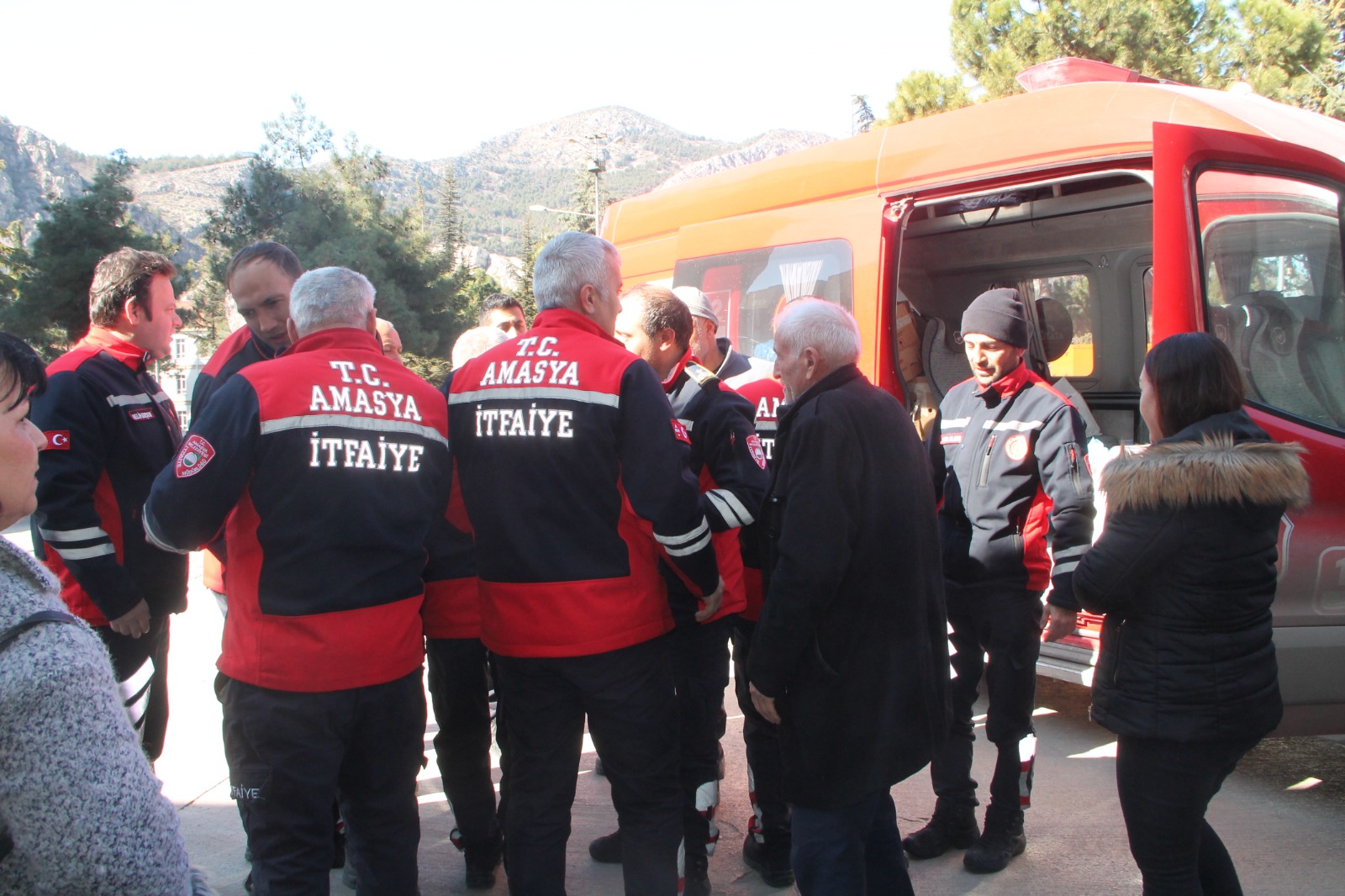 Deprem bölgesinde 8 kişiyi enkazdan kurtaran itfaiye ekibi Amasya’ya döndü
