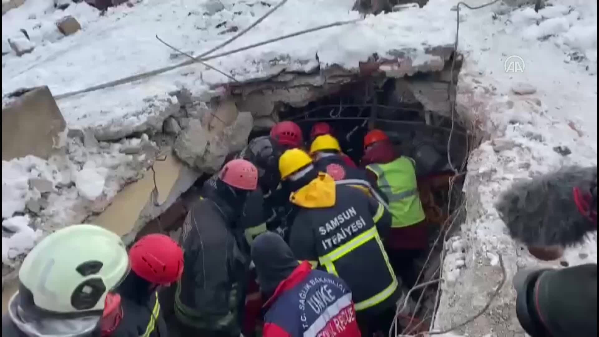 Elbistan’da enkaz altında kalan kadın 52 saat sonra kurtarıldı