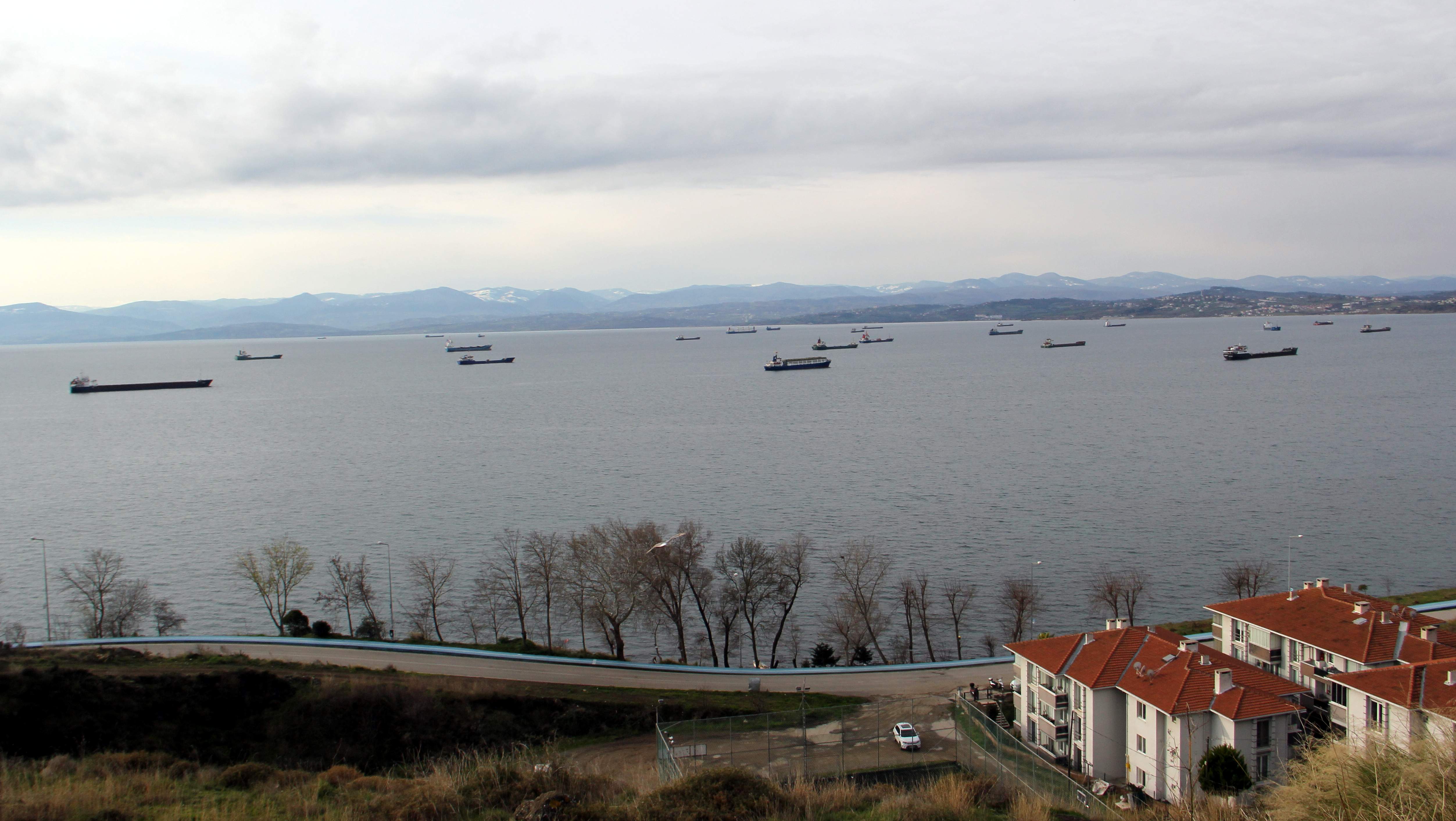 Fırtına uyarısı nedeniyle yük gemileri Sinop doğal limanına sığındı