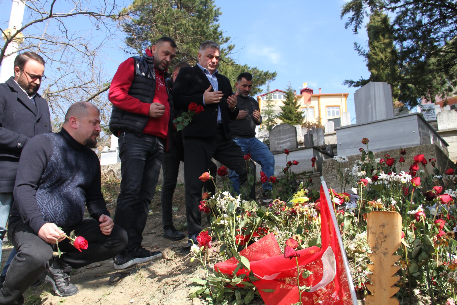 Giresunspor Başkanı Yamak, depremde hayatını kaybeden Bolat’ın ailesini ziyaret etti
