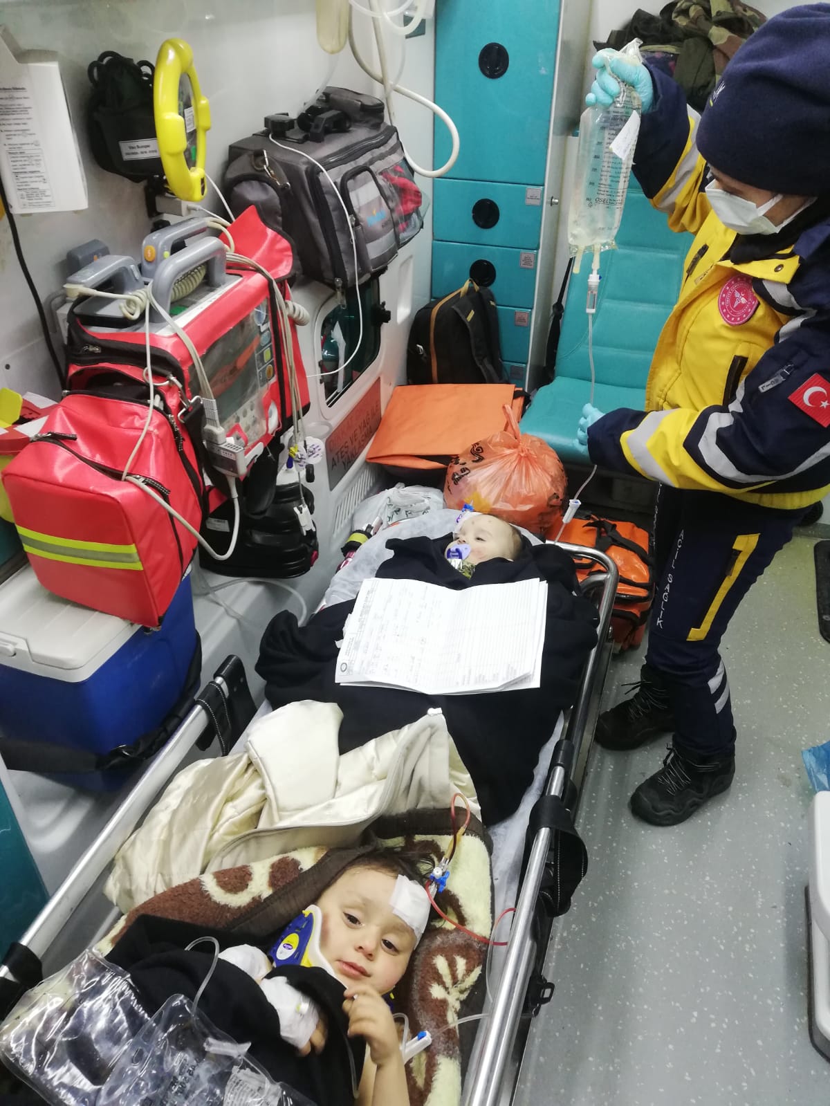 Hatay’da enkazdan çıkarılan 2 bebek helikopterle Adana’ya nakledildi