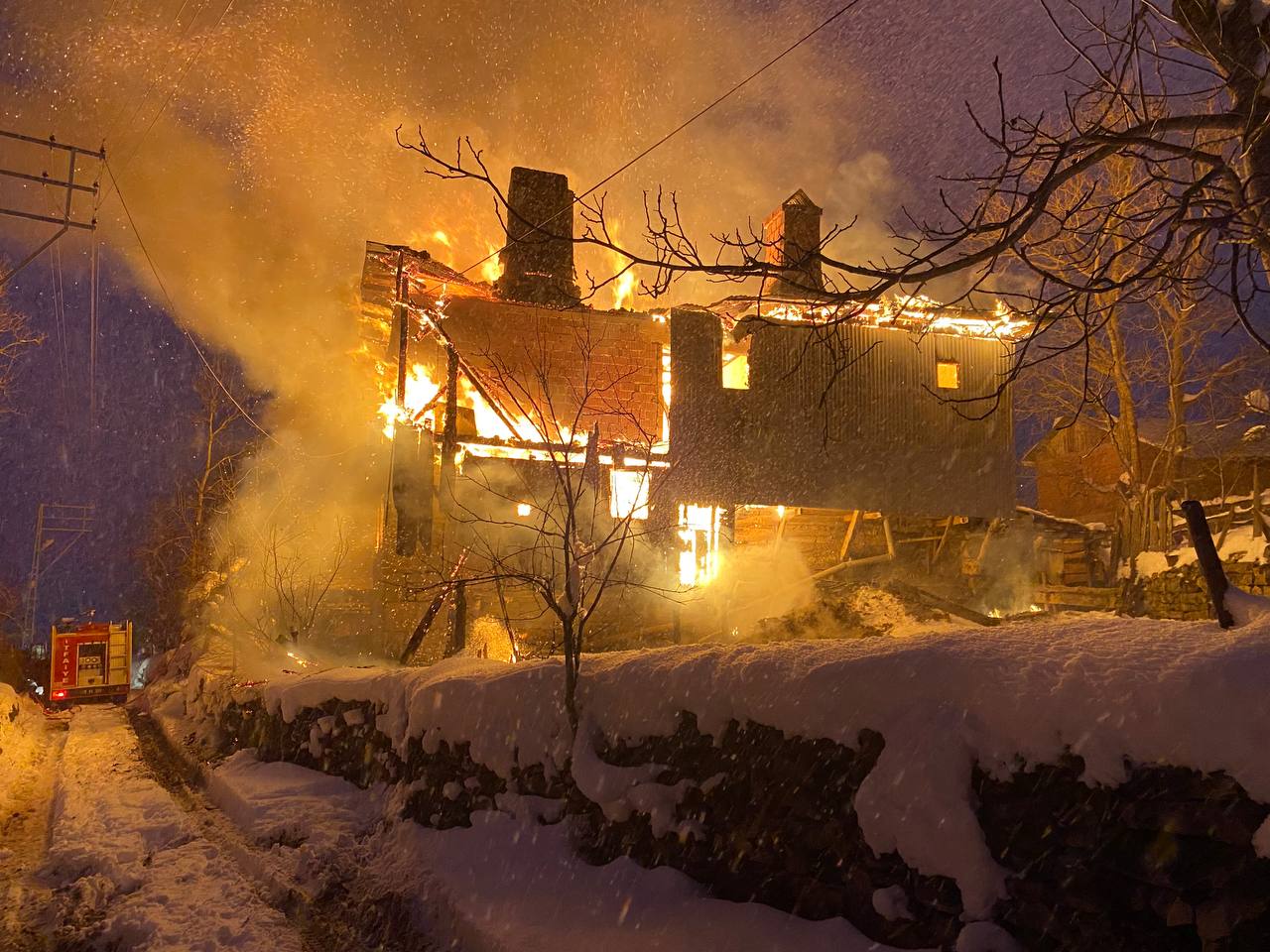 Karabük’te iki katlı ahşap ev yandı