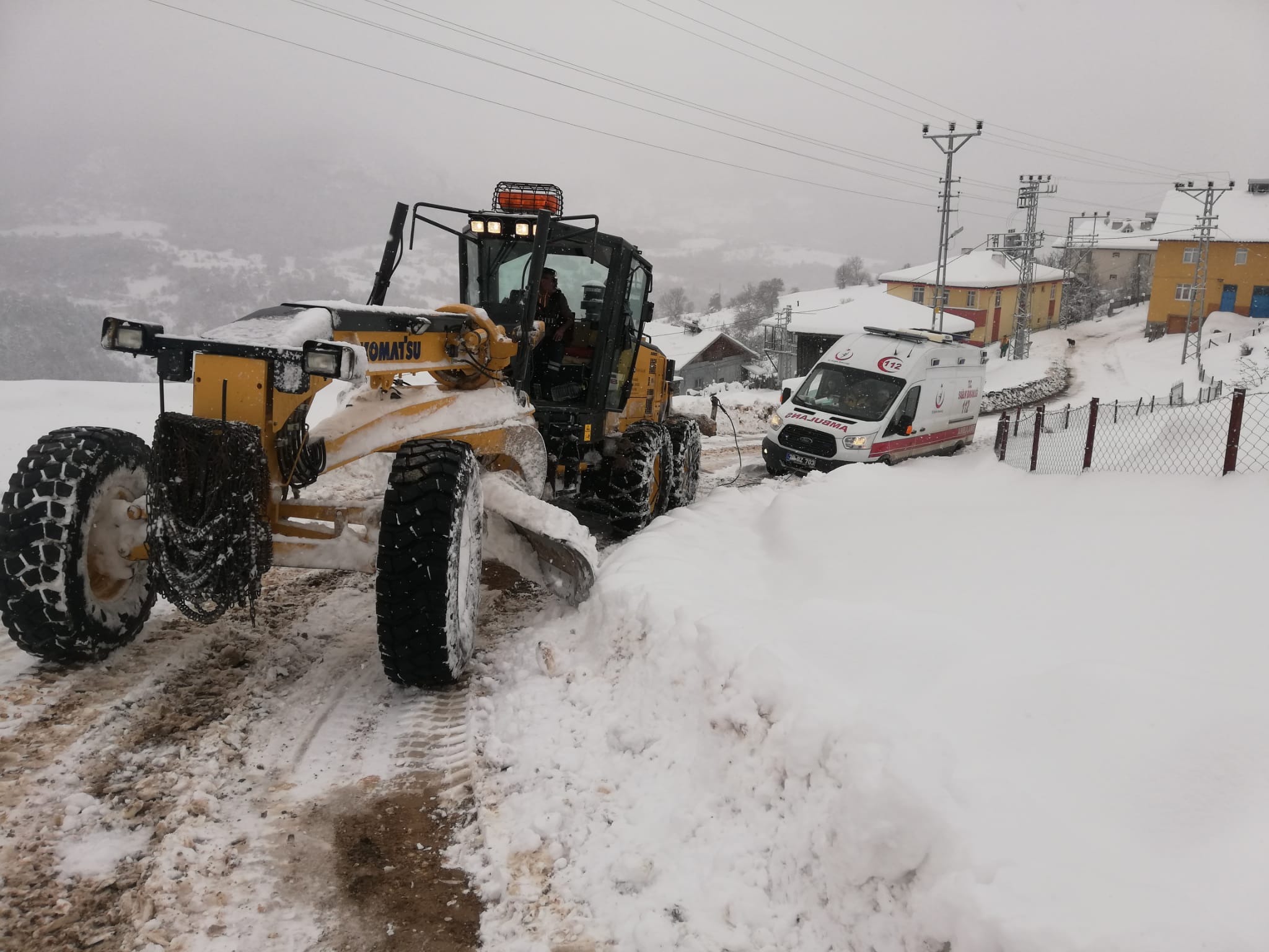 Karabük’te kara saplanan ambulansı karla mücadele ekipleri kurtardı