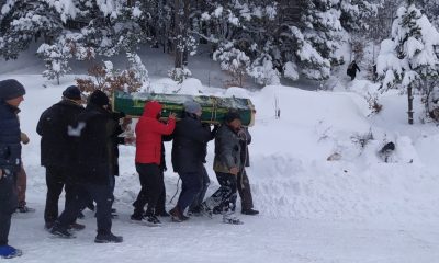 Kastamonu’da kar nedeniyle kapanan köy yolu cenaze için ulaşıma açıldı