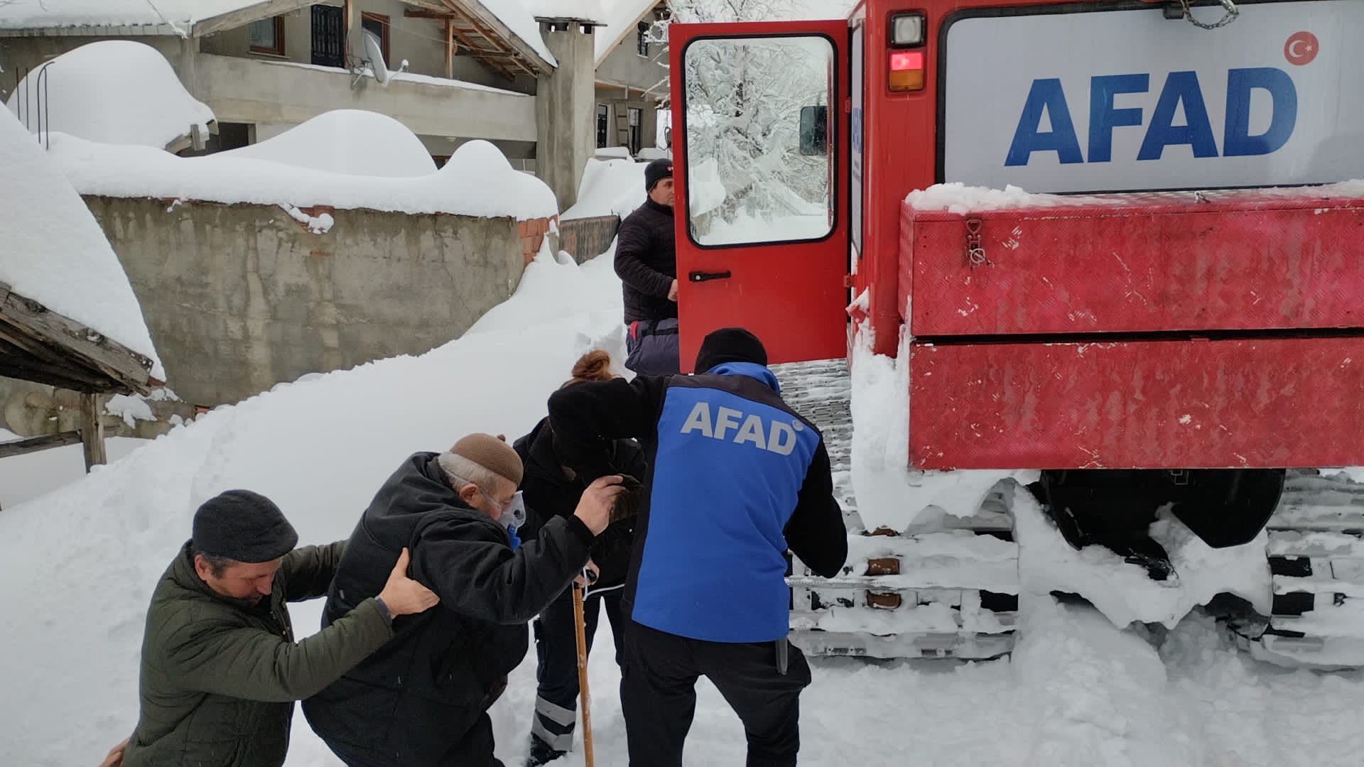 Kastamonu’da yolu kapanan köylerdeki hastalar AFAD ekiplerince hastaneye ulaştırıldı