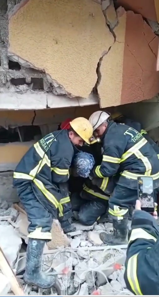 Maden işçilerinin deprem bölgesindeki arama kurtarma çalışmaları sürüyor