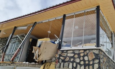 Ordu’da üzerine kar kütlesi düşen ev hasar gördü