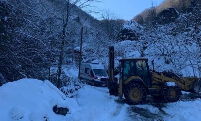 Rize’de yolu kardan kapanan köydeki hasta için ekipler seferber oldu