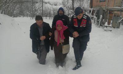 Salıpazarı’nda kar nedeniyle yolu kapanan iki hastayı hastaneye jandarma götürdü