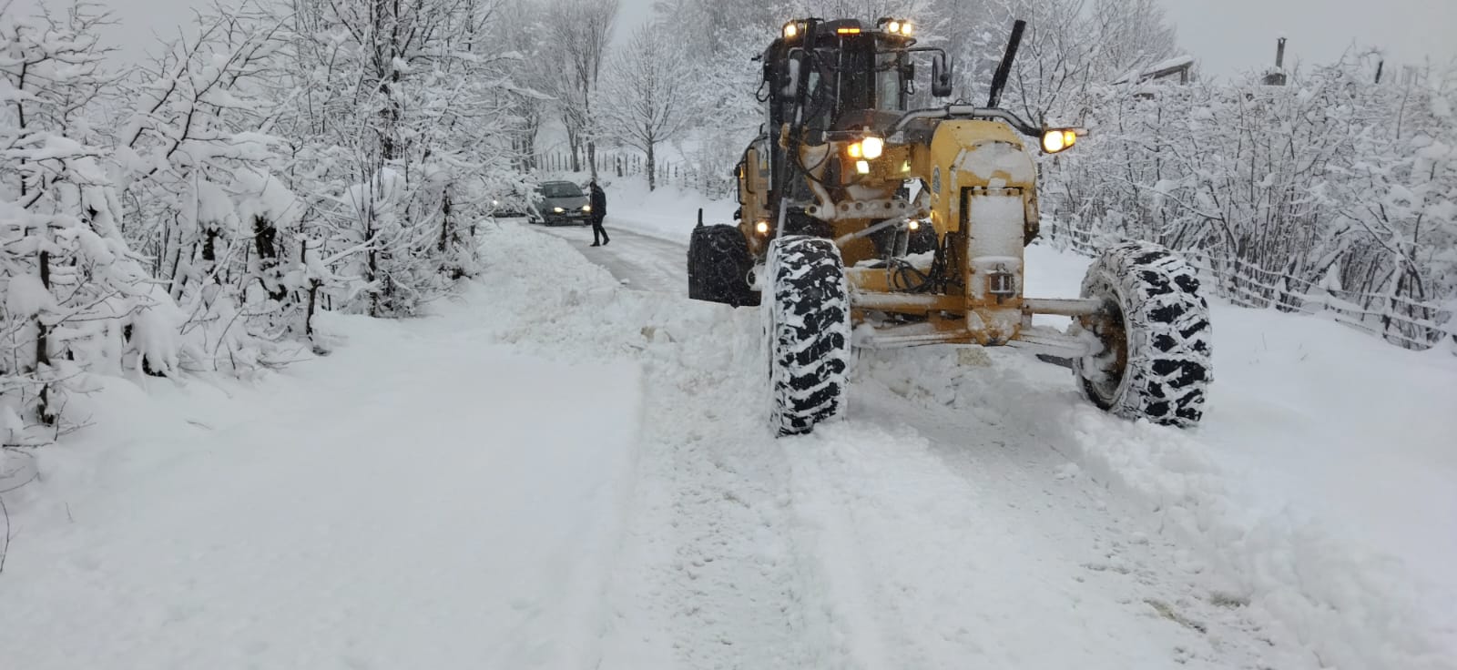 Salıpazarı’nda karla mücadele çalışmaları sürüyor