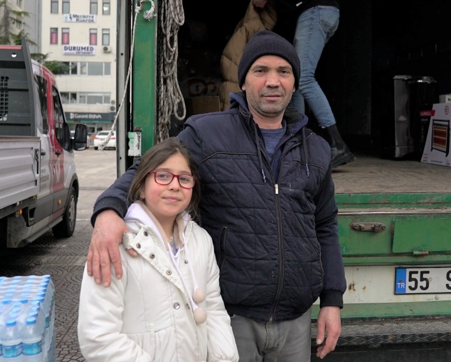 Samsun’da 10 yaşındaki çocuk kumbarasındaki parayla depremzedeler için battaniye aldı